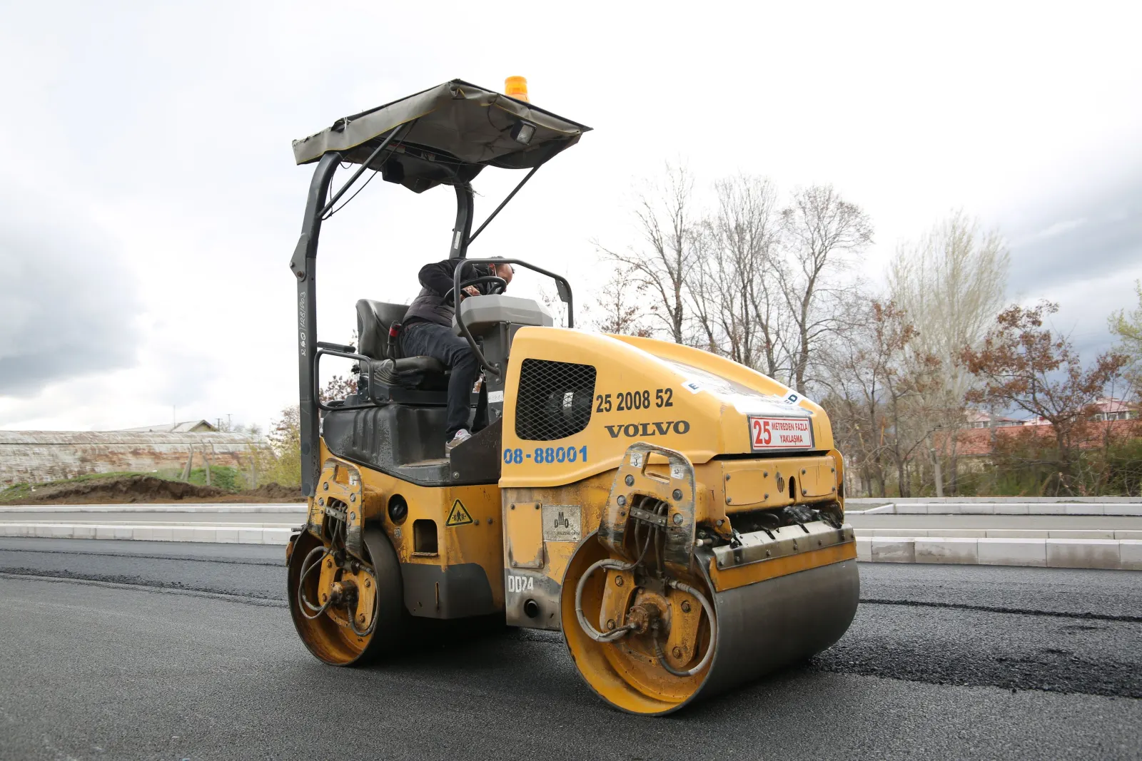 Compacteur sur enrobé fraîchement posé